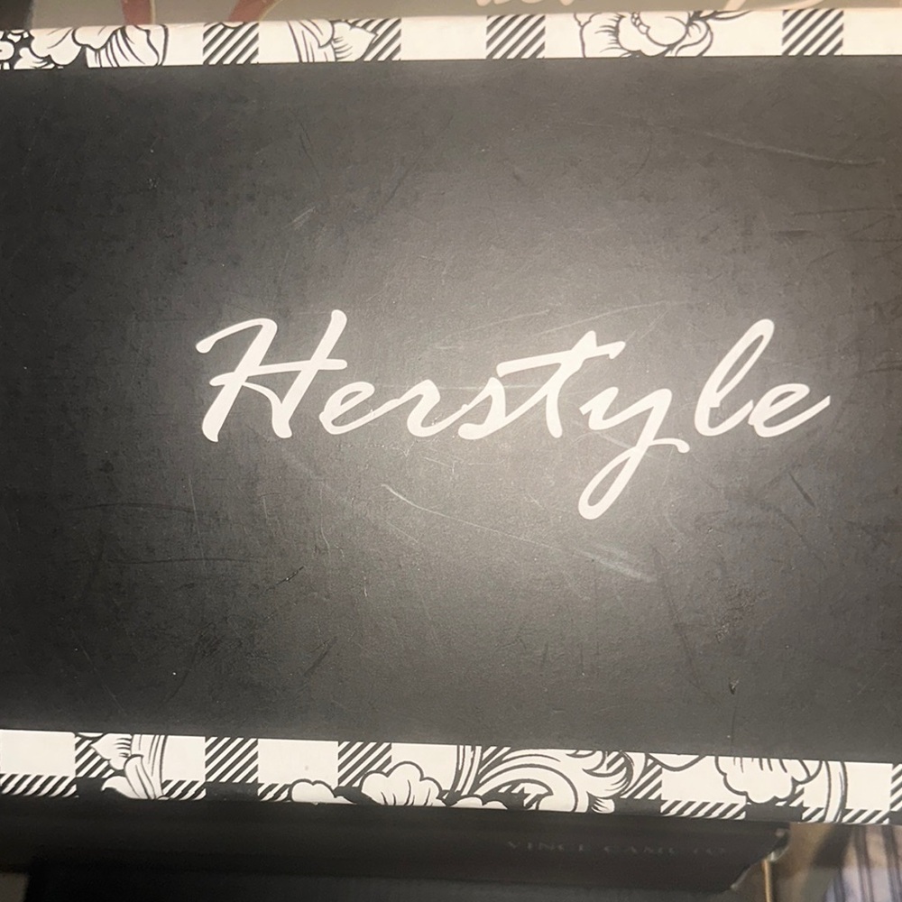 Herstyle Elegant Black and White Storage Box